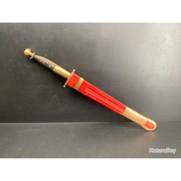 BEAU COUTEAU TOUAREG A POIGNEE EXCENTREE, LAME SIGNEE, POUR COLLECTION AFRIQUE