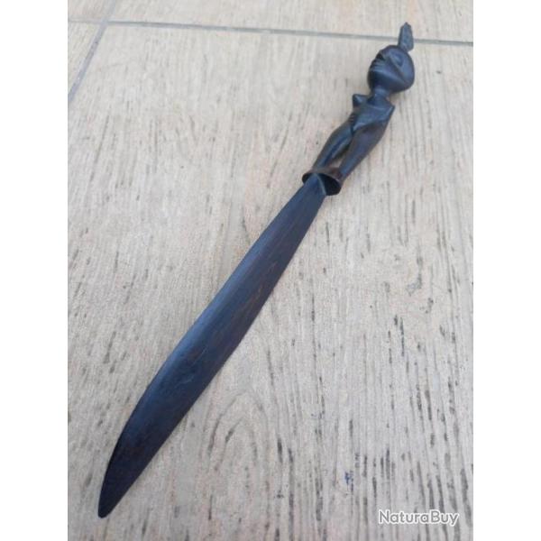 COUTEAU  AFRICAIN  SCULPTE  .   LAME  POIGNEE  TOUT  EN  BOIS . BELLE PIECE   ...  PETIT  PRIX  ....