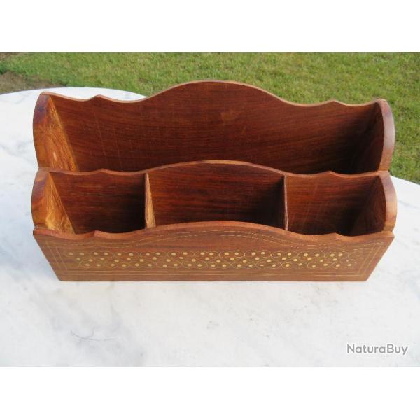 VINTAGE - Range-courrier en bois 4 logements, d�cor en laiton stylis�e - MADE IN INDIA (XX�)(N�2)