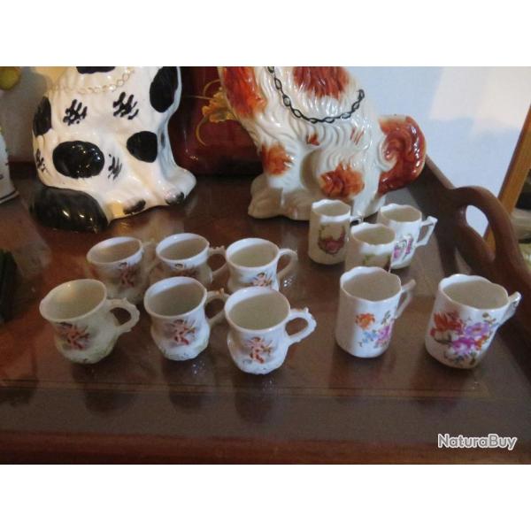 VINTAGE - S�rie de 11 anciennes petites tasses en biscuit peintes � la main (D�but 1900)