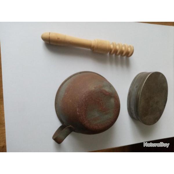 Lot de 3 objets WW1 : Cousette de poilu en buis, Boite a graisse pour Lebel et quart de Poilu