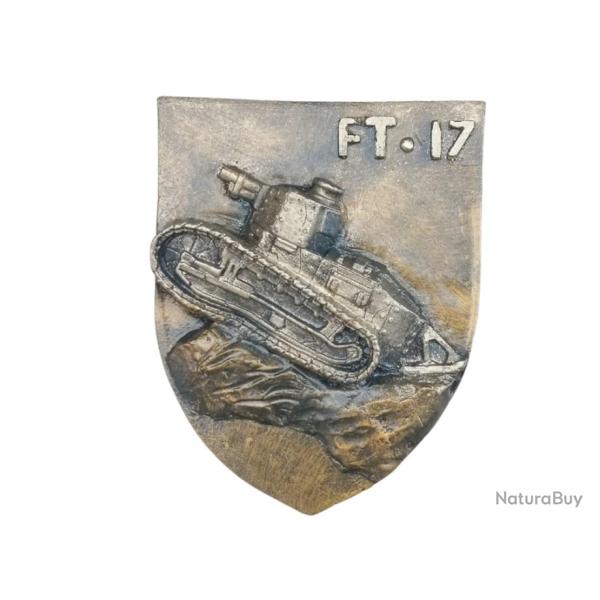Blason artisanal repr�sentant un Renault F-17 ( Dimension 14 x 11 cm avec accroche au dos ) (END)