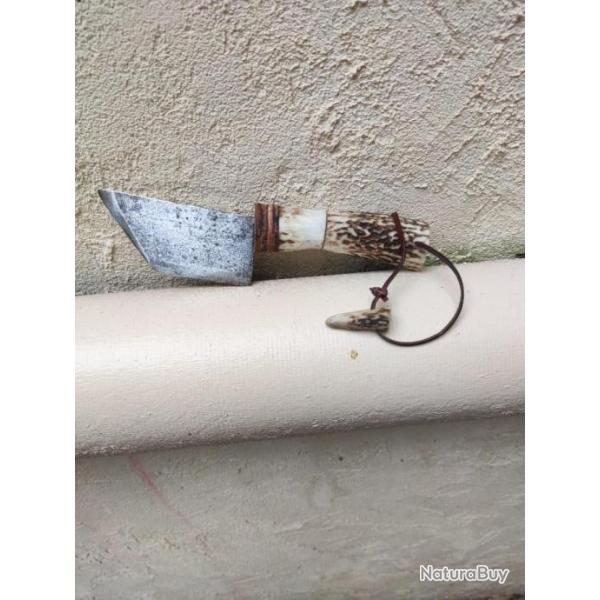 Superbe petit couteau de buschcraft, outdoor, camping, chasse, p�che.manche bois de cerf et cuir.