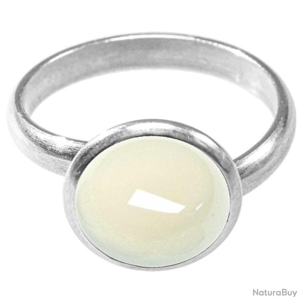Bague argent�e avec cabochon rond en agate blanche translucide