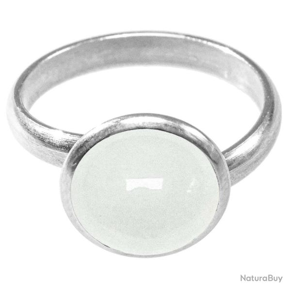 Bague argent�e avec cabochon rond en jade blanc