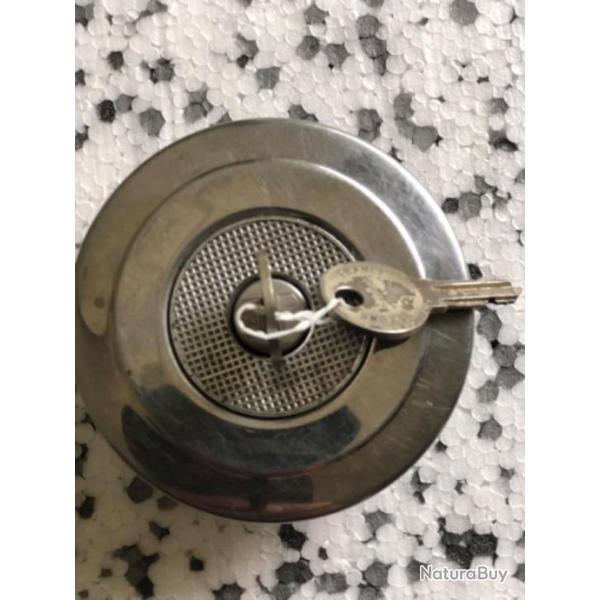 Bouchon de r�servoir essence, chrom� � clefs, avec base, fabricant journ�e et cie � bezons - J015