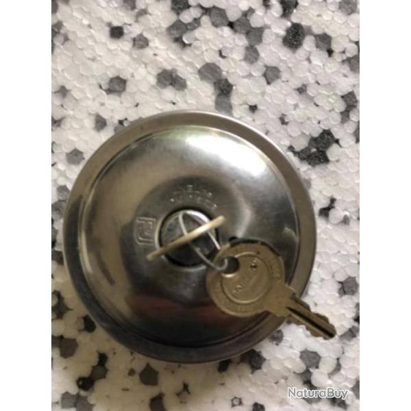 Bouchon de r�servoir essence, chrom� � clefs, avec base, fabricant journ�e et cie � bezons - W056