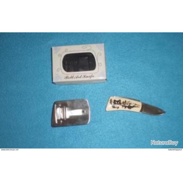 Boucle de ceinturon avec un petit couteau de poche sur lequel il y a un dessin LOUP !
