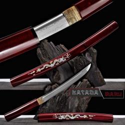 Tanto en bois rouge avec un dragon incrust&eacute;. Lame en damas