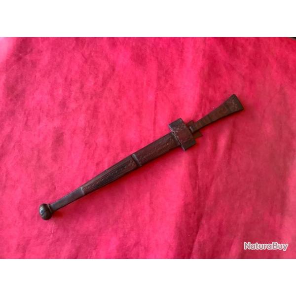 Poignard d'origine ethnique num�ro 14, pas de prix de r�serve.