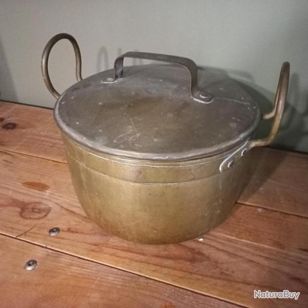 Ancienne Marmite couverte en cuivre jaune, poign�es  forg�es � la main, rivets en cuivre rouge.