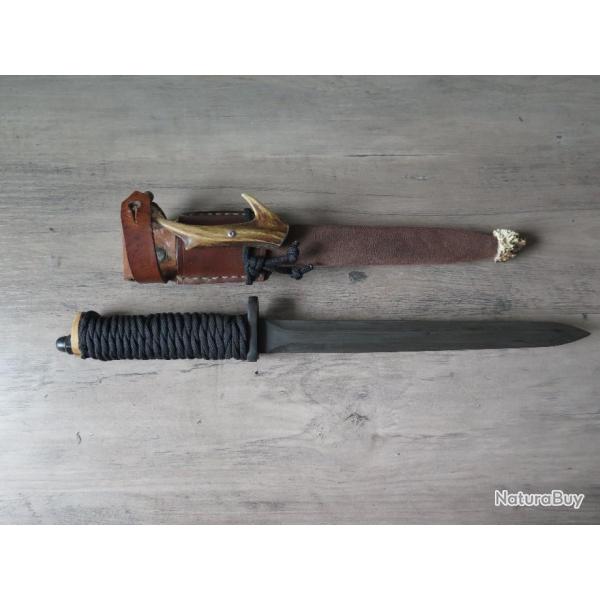 DAGUE DE CHASSE AVEC FOURREAU EN METAL