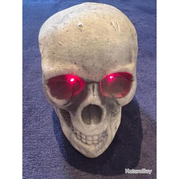 CRANE T�TE DE MORT SKULL EN POLYSTYR�NE AUX YEUX ROUGES LUMINEUX 14CM