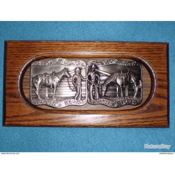 Ensemble de deux boucles de ceinture formant une sc�ne ! 1984 !