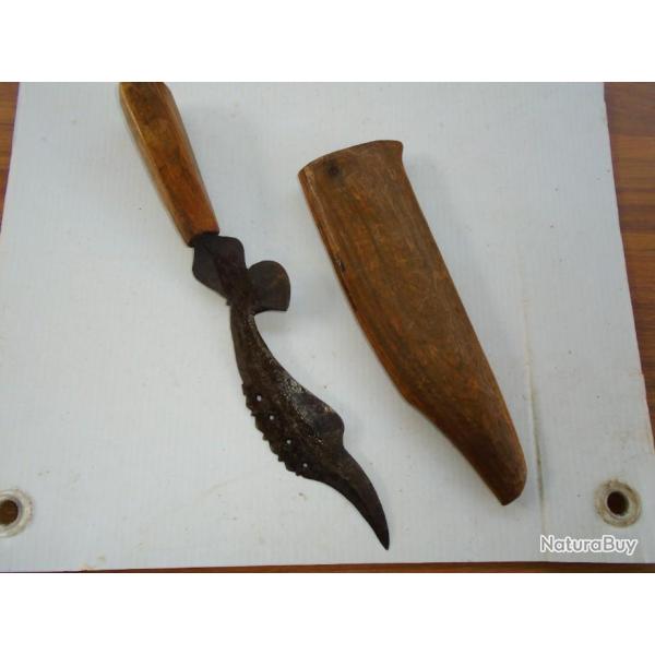 TRES ANCIEN COUTEAU ETHNIQUE