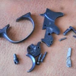 lot de pi&egrave;ces pour revolver mod&egrave;le 1915 cal 8 mm .