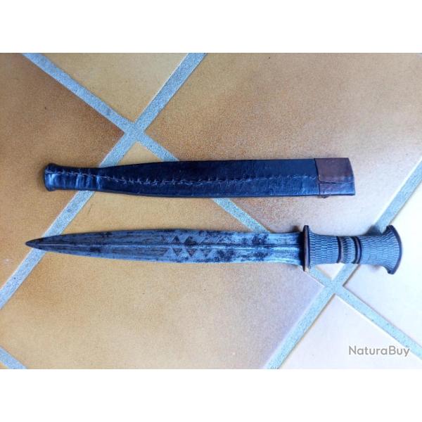 COMPLET  ET MAGNIFIQUE  EPEE  GLAIVE  KUBA  DU  CONGO .  DEBUT 20 eme .  RARE DANS L ETAT .