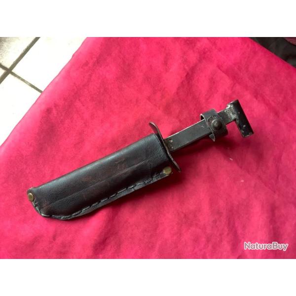Poignard artisanal avec son tui en cuir, pas de prix de rserve