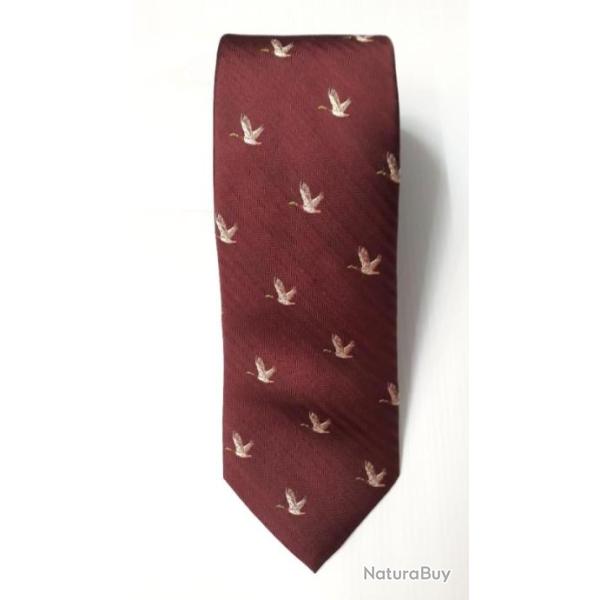 CRAVATE EN SOIE BORDEAUX MOTIF CANARDS