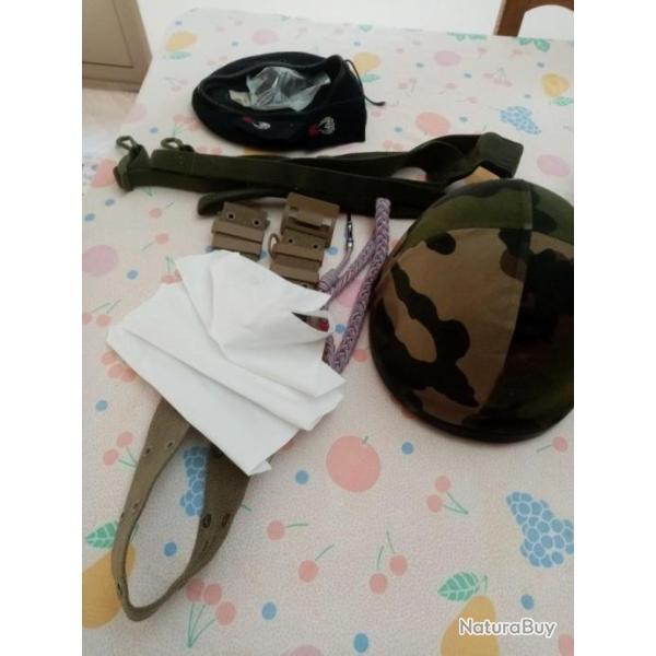 Lot Militaria : casque, ceinturon, brelage, fourragre, paulettes, plastron etc ....
