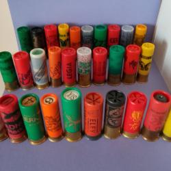 LOT DE 30 CARTOUCHES  EN PLASTIQUE  ANCIENNES  POUR LA  PLUS PART NON RECHARGEES POUR "affut41"