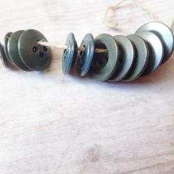 Lot de 11 boutons uniformes suisses, en plastique.