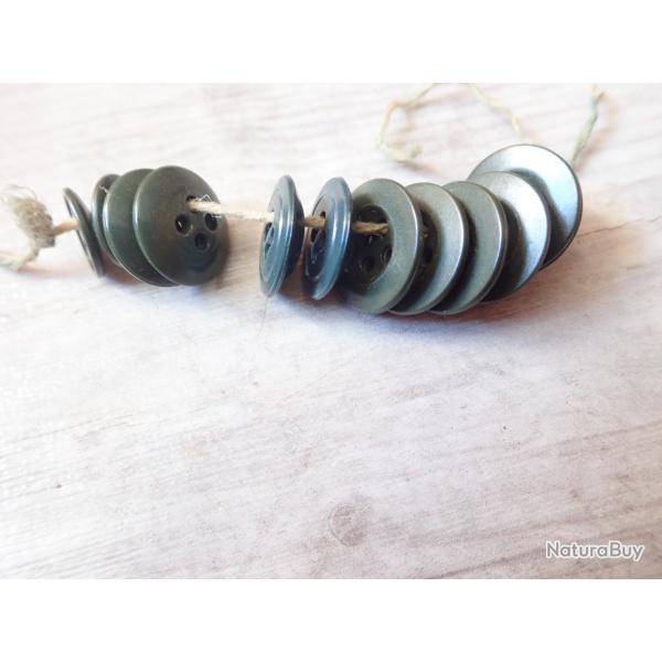 Lot de 11 boutons uniformes suisses, en plastique.