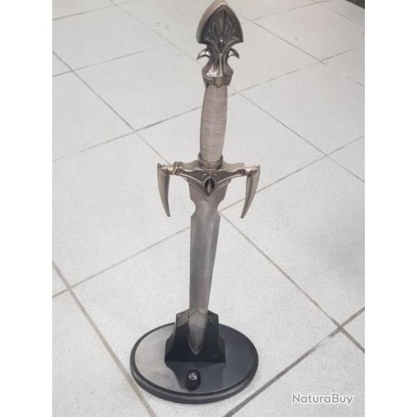 Petite replique d'�p�e heroic fantasy sur son socle de presentation