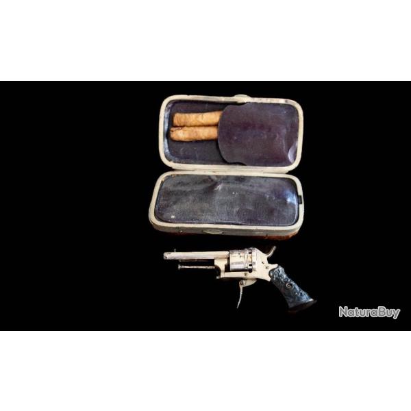 Ravissant petit revolver Puppy en tui  cigares REF 693