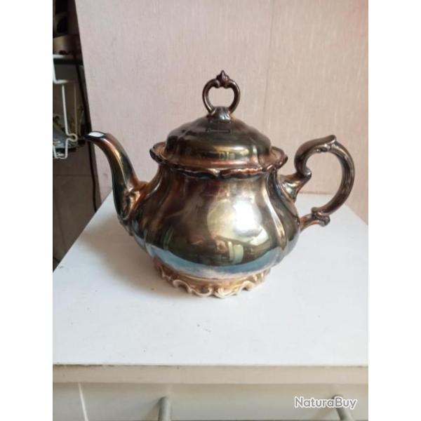 th�i�re en porcelaine et en argent plaqu� du XIX�me hauteur 19 cm x 24 cm