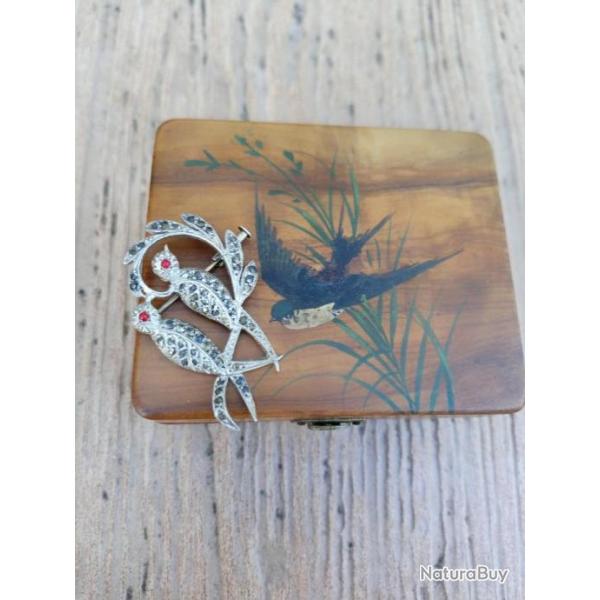 BROCHE ARGENT AVEC MARCASSITE ET GRENAT 1920 .  AVEC  ANCIENNE BOITE  EN OLIVIER  .