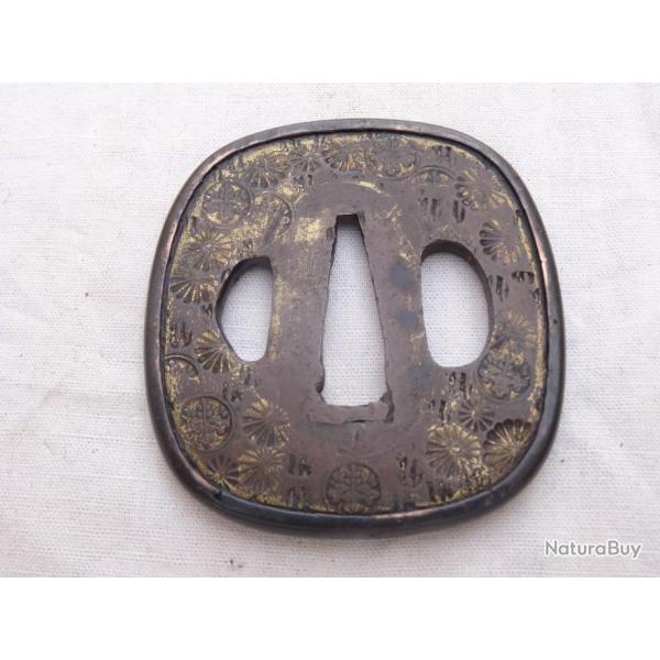 tsuba37) lot  tsuba naga maru gata en sentoku pour wakisashy = fleurs de chrysanth�mes et paulownia