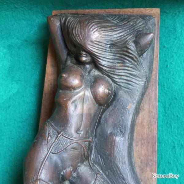 Tr�s belle sculpture en pl�tre d'une " PIN UP "