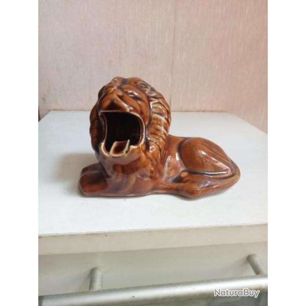 statuette en c�ramique cendrier Lion longueur 15 cm