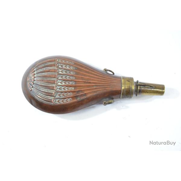 Poire � poudre ou plomb ancienne. Collection chasse tir poudre noire 19e si�cle