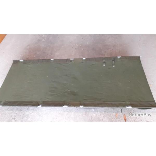 Lit de camp militaire