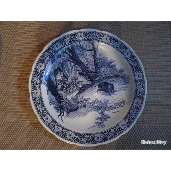 Grande assiette d�corative en c�ramique bleu cobalt " Sc�ne de chasse au Sanglier" Delft (Vers 1950)