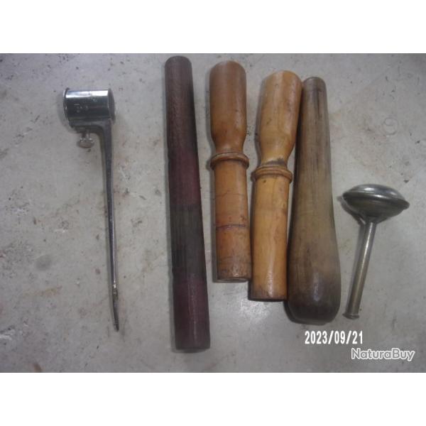 lot de 4 bourroirs,une dostte poudre et plombs et un petit appeau