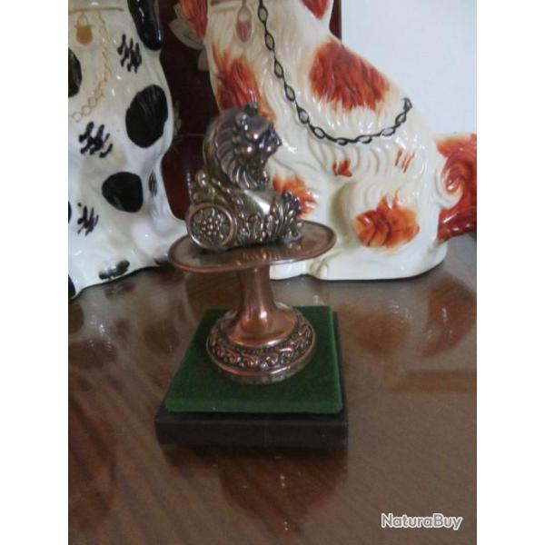 Curieux lment de dcoration en mtal "Lion sur un chariot feuillag" de type mascotte automobile