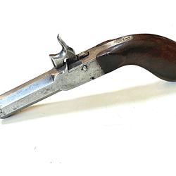 Petit pistolet ancien a percussion poudre noire