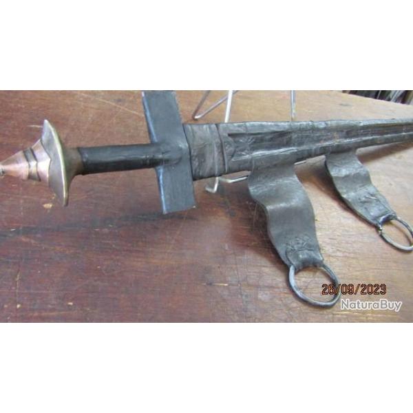 sabre touareg Berb�re Takouba ancien lame soleil lune d�sert Alg�rie Maroc dromadaire m�hariste