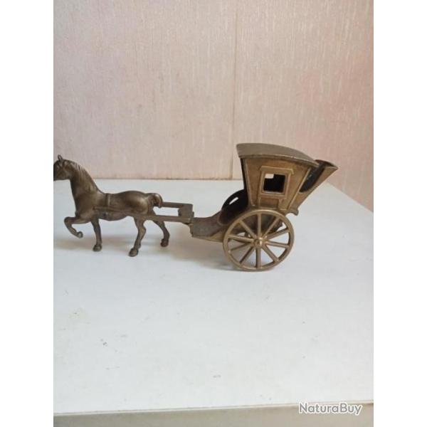 cheval et charette en laiton ou bronze  longueur 18 cm hauteur 8 cm