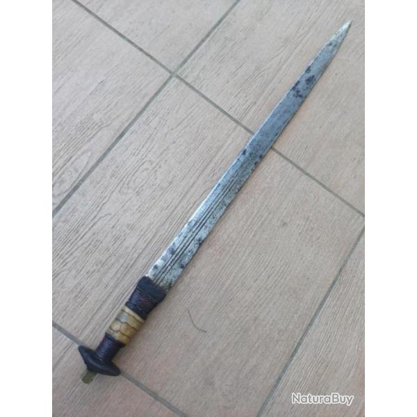 ANCIENNE ET RARE EPEE  MANDINGUE  TOUAREG  A LAME  DROITE  .