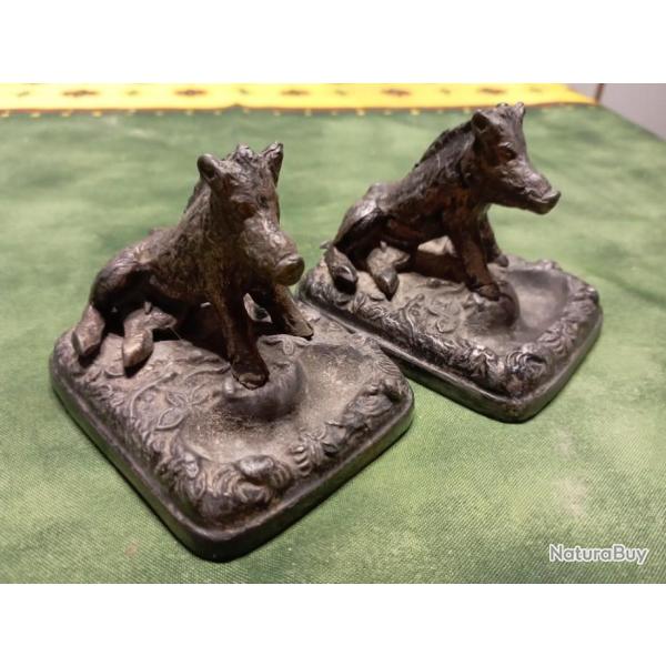 Deux petits sangliers type cendrier en r�gule