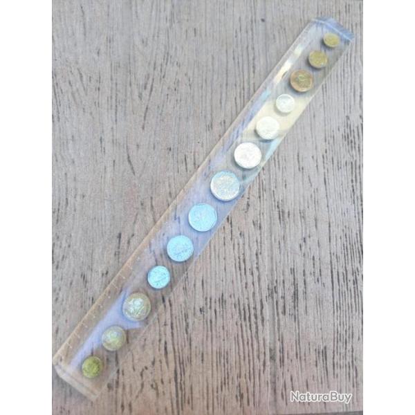 COLLECTOR : REGLE  EN RESINE TRANSPARENTE AVEC EN INCLUSION  DES  PIECES  FRANCAISE . LG 40 CM .