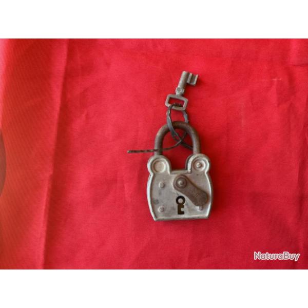 Cadenas ancien de marque Vachette, pas de prix de r�serve