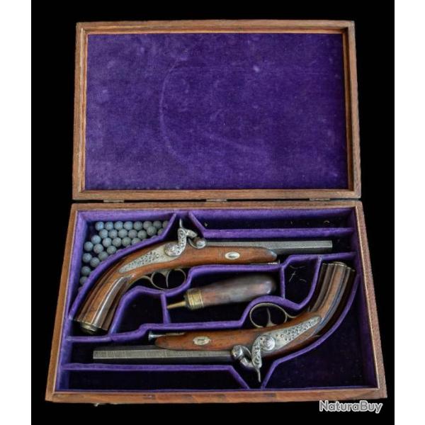 BELLE PAIRE DE PISTOLETS ARTISANAUX EN COFFRET REF 647