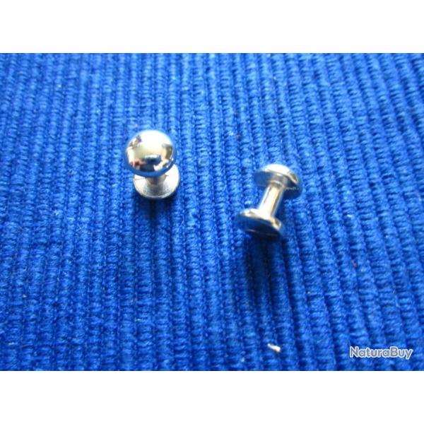 Une paire de boutons de bretelle