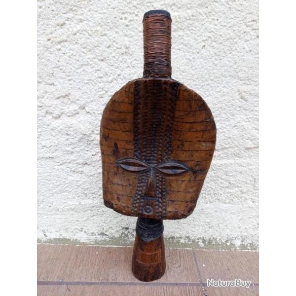 ANCIENNE SCULPTURE RELIQUAIRE MAHONGWE  . HAUTEUR : 485 mm .