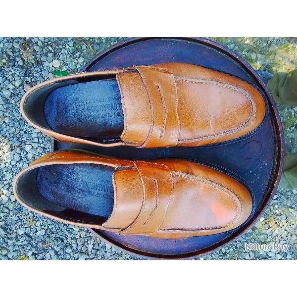 Magnifiques chaussures de detente MEPHISTO T43  cousu goodyear avec shok absorber tat quasi neuf